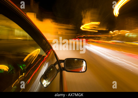 Nächtliche Fahrten mit unscharfen Lichtstreifen in Zeitlupenaufnahmen, nächtlichen fotografischen Effekten und Techniken, Stockfoto