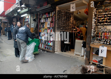 Nachgeahmte Waren beschlagnahmt in Chinatown und Kaufleute, die waren verkauft werden abgeschaltet Stockfoto