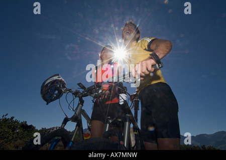 Österreich, Salzburger Land, paar auf Mountainbikes lachen Stockfoto