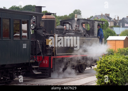 Dampfzug fährt über die Bucht der Somme die Touristen für einen einzigartigen Blick auf die Mündung der Somme St Valery Sur Somme Stockfoto