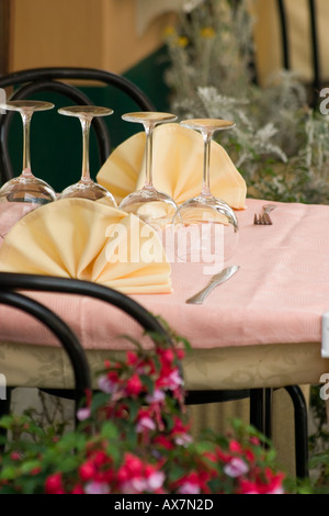 Tisch decken für das Mittagessen vor Restaurant in St Valery Sur Somme Stockfoto