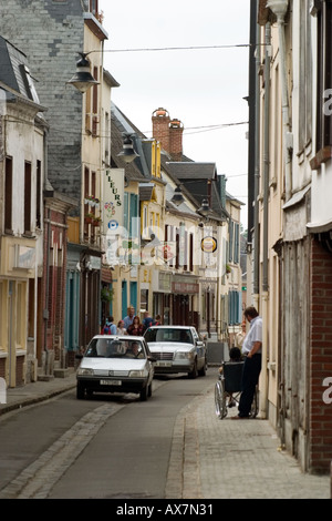 Schmale Straße durch St Valery Sur Somme Stockfoto
