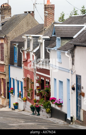 Hill-Seitenstraße in der Altstadt mit blumigen kleine Hütten St Valery Sur Somme Stockfoto