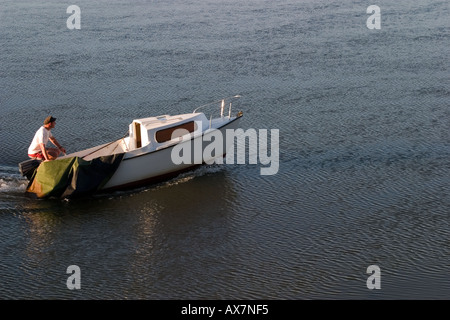 Einsamen Fischer in kleinen Kajütboot kehrt zurück zum Hafen in der späten Nachmittagssonne Saint Valery Sur Somme Stockfoto