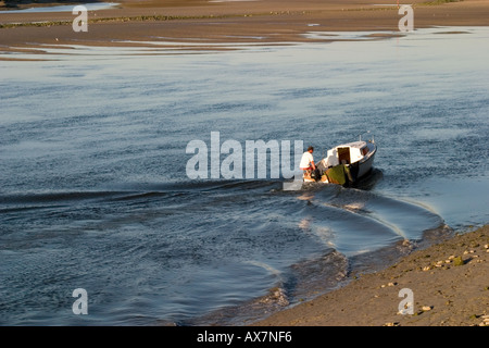 Einsamen Fischer in kleinen Kajütboot kehrt zurück zum Hafen in der späten Nachmittagssonne Saint Valery Sur Somme Stockfoto