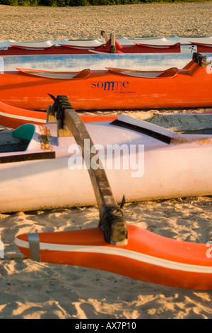 Detail der Ausleger-Kanus am Strand von St Valery Sur Somme als Sonne beginnt zu setzen Stockfoto