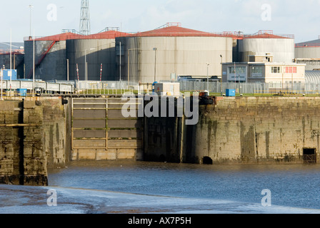 Eingang zu Cardiff Docks mit Kraftstofftanks sichtbar im Hintergrund Stockfoto