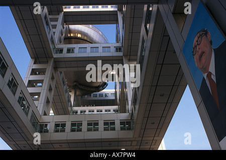 Niedrigen Winkel Blick auf Fuji Television Gebäude, Kenzo Tange, Daiba, Tokyo, Japan Stockfoto