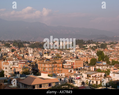 Dächer von KATHMANDU CITY Nord-Ost mit Blick auf die Berge Abend Licht Kathmandu Himalaya Nepal Asien Stockfoto