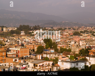 Dächer von KATHMANDU CITY Nord-Ost mit Blick auf die Berge Abend Licht Kathmandu-Nepal-Asien Stockfoto