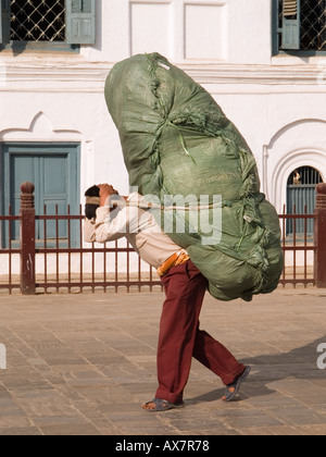 PORTER tragen Last SHERPA Stil Kathmandu Himalaya Nepal Asien Stockfoto