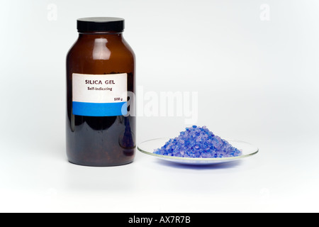 Silica-Gel. Flasche mit Silica-Gel. Silica-Gel ist eine körnige Form von Siliciumdioxid, synthetisch hergestellt aus Natrium Kieselsäure Stockfoto