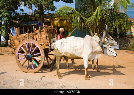 Zwei Ochsen ziehen einen alten Holzkarren in der Straße, Tamil Nadu, Indien Stockfoto