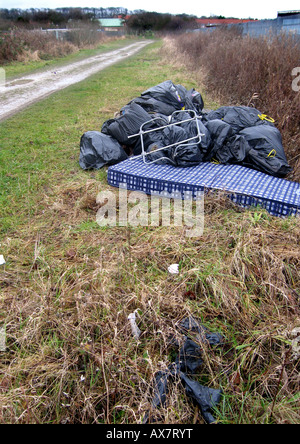 Weg zwischen Bessingby Industrial Estate und West Hill Spielfelder verlassen Bridlington Müll auf öffentlichen Weg Stockfoto