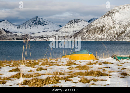 umgedrehten Ruderboot weißen Sandstrand Sommarøy nördlichen Norwegen arktischen Kreis winter Stockfoto