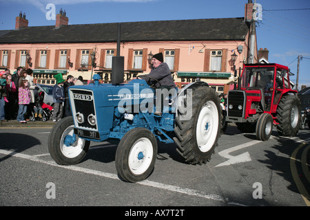 Ford und Massey Ferguson Traktoren in St. Patrick s Day Parade Carrickmacross County Monaghan Stockfoto