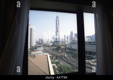 Sky Tower in Bangkok Blick durch Fenster von Siam City Hotel Bangkok. Stockfoto