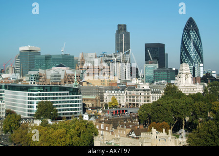 City of London Skyline inklusive Tower of London Red Payment Stände Gherkin Wahrzeichen Gebäude Nat West Tower Wolkenkratzer & Lloyds Von London England Großbritannien Stockfoto