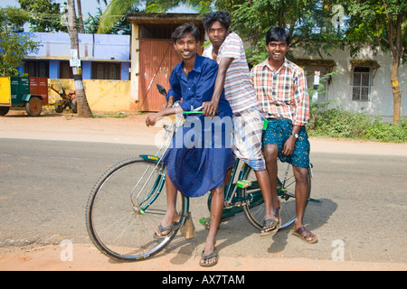 Drei Jungs reiten auf einem Fahrrad in einer Straße, Tamil Nadu, Indien Stockfoto
