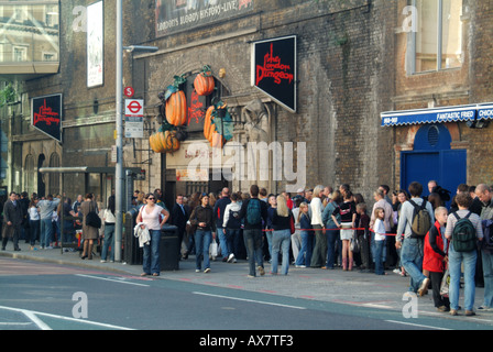 Menschen Schlange stehen am Eingang der The London Dungeon Stockfoto