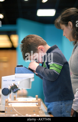 Hispanische Mutter und 2 1/2 Jahre alten Sohn an das Museum of Science, Boston MA - interaktive Kinderbereich, sieht junge Folien Stockfoto