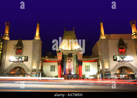 Verkehr-Streifen von Mann Graumans Chinese Theater in der Nacht in Hollywood Kalifornien Stockfoto