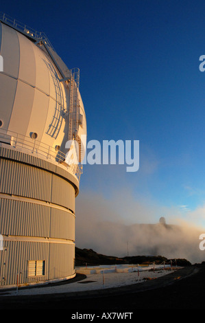 Die William Herschel Telescope in den Vordergrund, Nordic Optical Telescope im Hintergrund auf La Palma an einem bewölkten Tag. Stockfoto