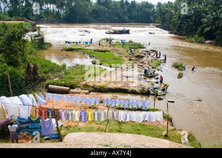 Frauen, die Wäsche in einem Fluss, Tamil Nadu, Indien Stockfoto