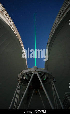Ein Laserstrahl wird von William Herschel Telescope, ein Laser Guide Star für die adaptive Optik-System zu produzieren gestartet. Stockfoto