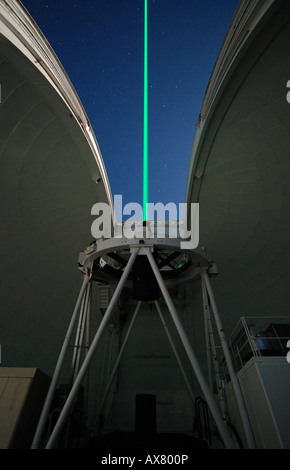 Ein Laserstrahl wird von William Herschel Telescope, ein Laser Guide Star für die adaptive Optik-System zu produzieren gestartet. Stockfoto