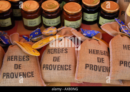 Provenzalische Kräuter am Marktstand in schönen Markt, Provence, Frankreich Stockfoto