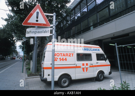 Verkehrsschild mit Wiener Rettung Zentrum Aufmerksamkeit Rettung Ausgang Stockfoto
