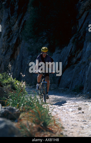 Mann-Reiten-Mountain-Bike auf einem steinigen Weg, Tramuntana, Mallorca, Spanien, Europa Stockfoto