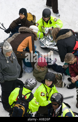 Medizinisches Personal kümmern sich um Kinder verletzten Fuß auf dem Rideau Canal Skateway während Ottawa Canadas jährliche Winterlude festival Stockfoto