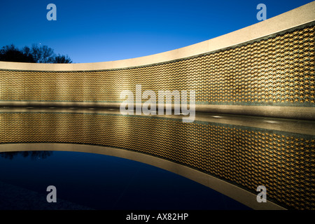 Die Freiheit-Wand an der National World War II Memorial in der Abenddämmerung, Washington D.C. US USA Stockfoto