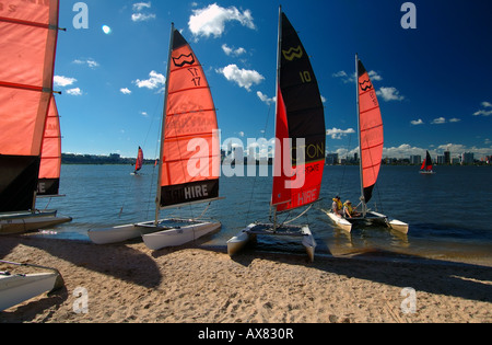 Segel-Katamarane zu mieten am Ufer des Swan River Perth Western Australia Nein Herr oder PR Stockfoto