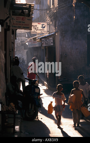 Menschen in einer schmalen Gasse in der Altstadt, Sansibar, Tansania, Afrika Stockfoto