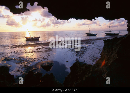 Angelboote/Fischerboote liegen am Strand bei Sonnenaufgang, Matemwe Beach, Sansibar, Tansania, Afrika Stockfoto