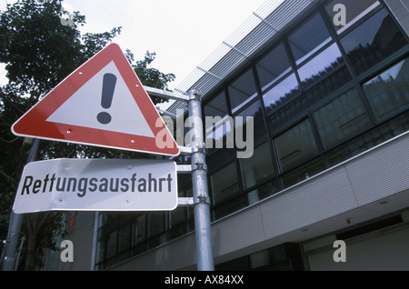 Verkehrsschild mit Wiener Rettung Zentrum Aufmerksamkeit Rettung Ausgang Stockfoto