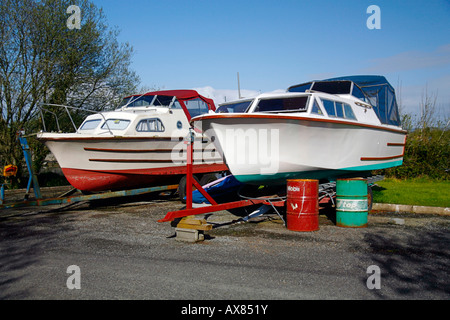 Boote außerhalb für Wintersaison Kilgarvan Hafen Tipperary Irland gespeichert. Stockfoto