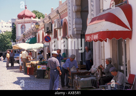 Menschen an den Ständen vor der Markthalle, Loulé, Faro, Algarve, Portugal, Europa Stockfoto