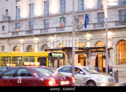 RUSHOUR Verkehr vor dem Gresham Hotel O' Connell Street in Dublin Irland Stockfoto