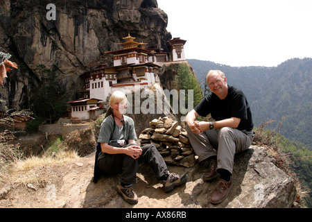 Bhutan Taktsang Tiger Nest Kloster westliches paar nach Morgen Wanderung ausruhen Stockfoto