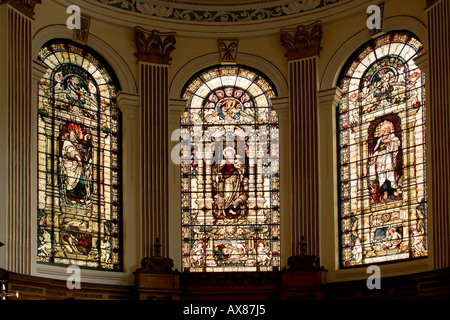 Manchester-St Anns Kirche Glasmalerei Altar Rundbogenfenster Stockfoto