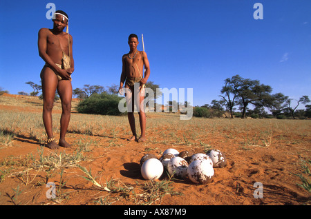 Zwei Buschmänner vom San zeigt eine alte Strauß nisten, Intu Afrika Kalahari Game Reserve, Namibia, Afrika Stockfoto