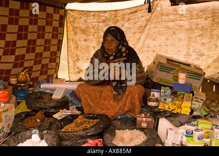 Portrait einer älteren Frau aus dem Tschad auf dem Wochenmarkt Dienstag in der Nähe der alten Stadt Ghadames Libyens. Stockfoto