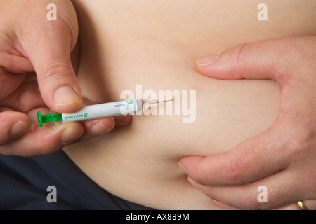 Frau selbst die Verabreichung einer Injektion Stockfoto