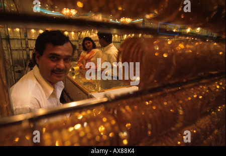 Goldhaendler, Schaufenster, Gold Souk, Stadtteil Bur Deira, Dubai Vereinigte Arabische Emirate Stockfoto