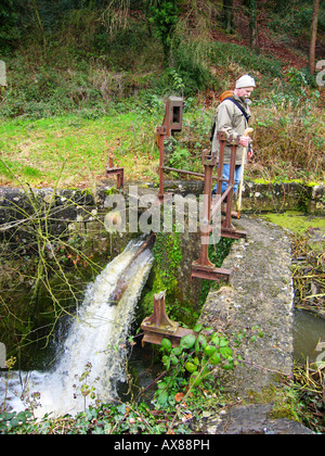 Mann zu Fuß auf Boyne Canal Co. Meath, Irland Stockfoto