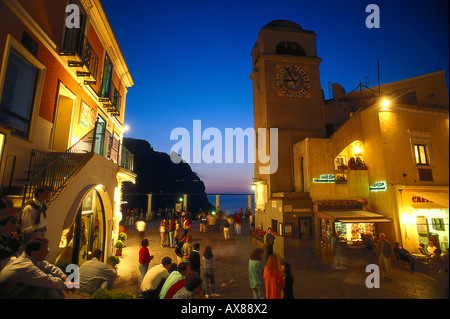 Personen Sie auf dem Hauptplatz am Abend Piazetta Umberto I, Capri, Kampanien, Italien Stockfoto